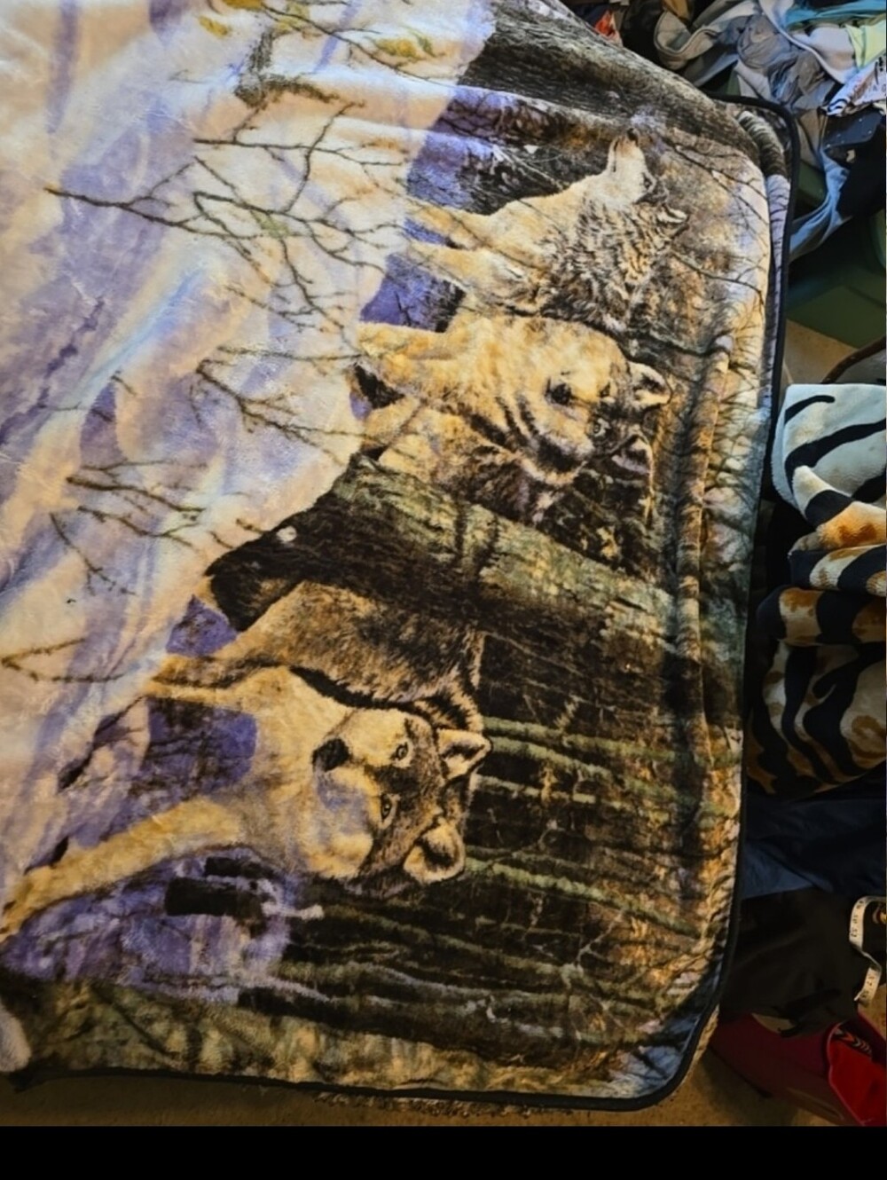 052826 Three Wolves Winter Snow Scene Reversible Fleece Blanket/Throw 60x46 box